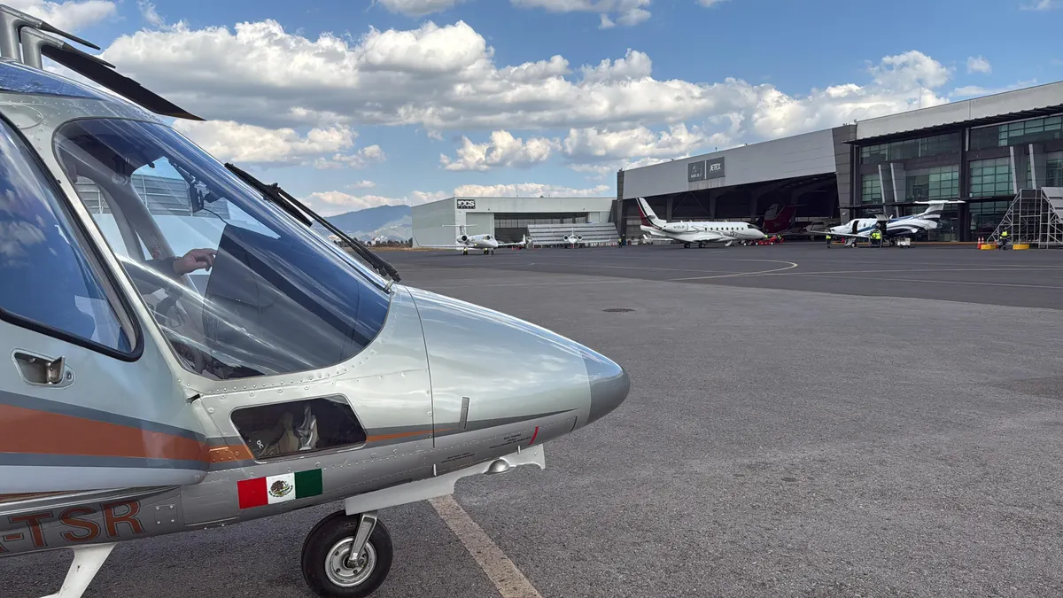Agusta A109 bimotor en la plataforma del aeropuerto de Toluca (MMTO)