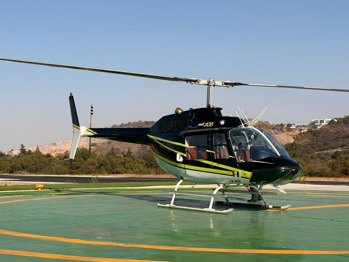 Bell 206 JetRanger XB-MSE en helipuerto, usado en vuelos panorámicos sobre la Ciudad de México