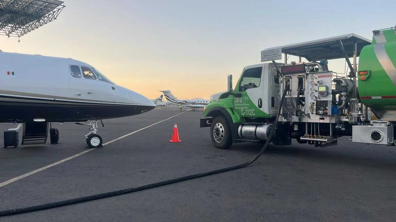 Recarga de combustible supervisada de un Hawker 800