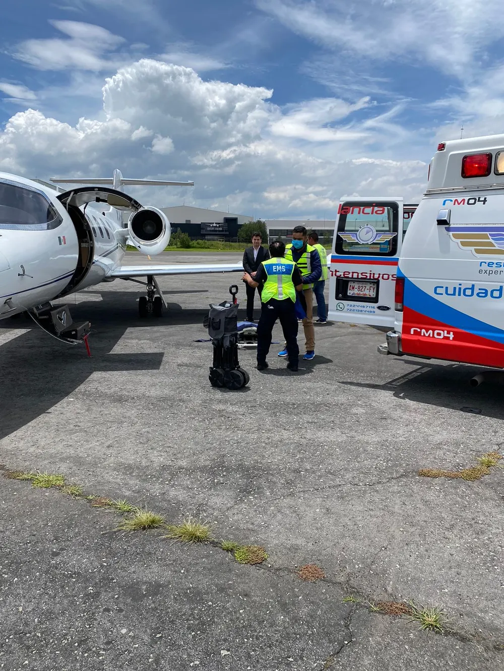 Learjet 35 ambulancia aérea junto a ambulancia terrestre en plataforma
