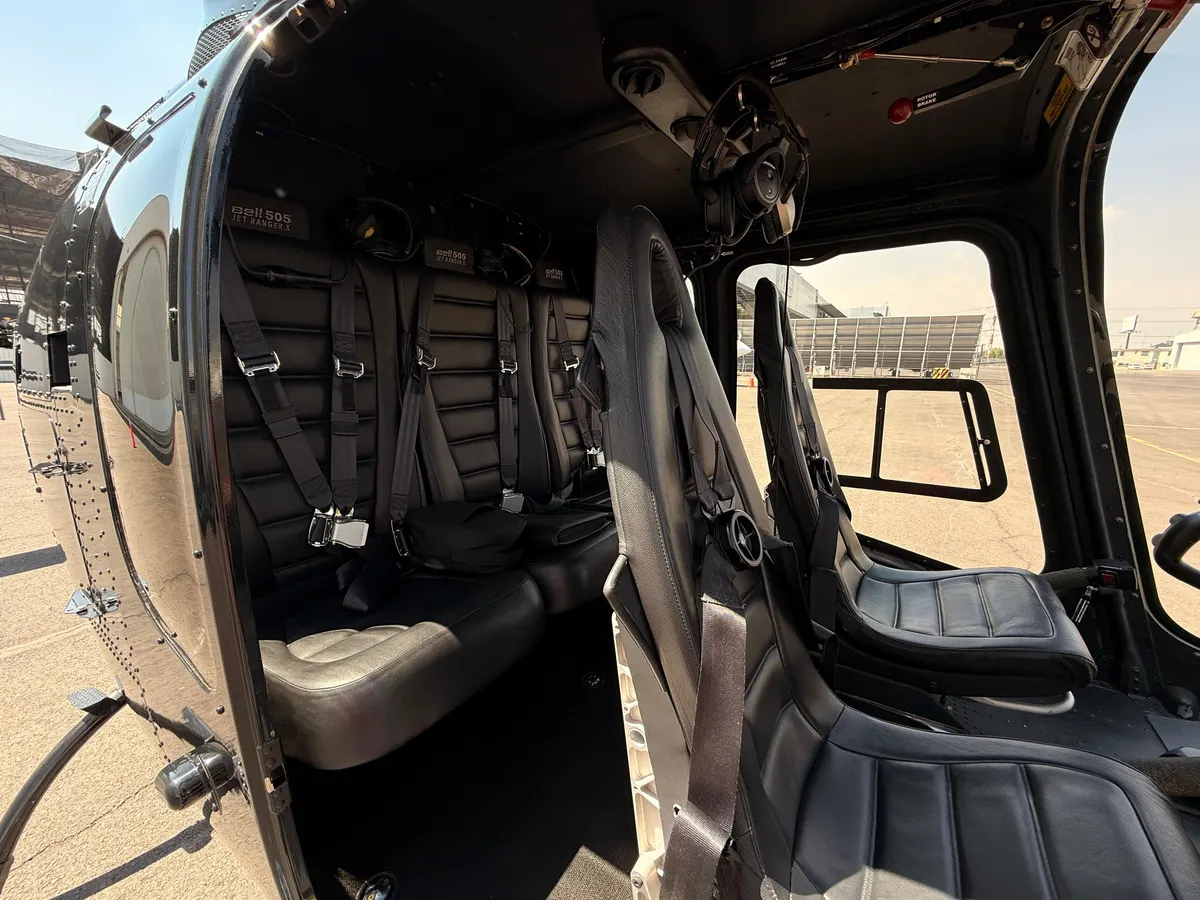 Interior del helicóptero Bell 505 con asientos ejecutivos de piel