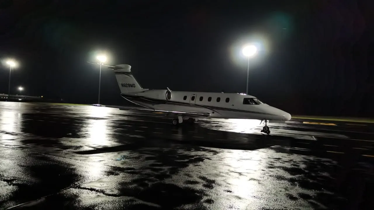 Citation 650 en plataforma de noche, listo para un empty leg