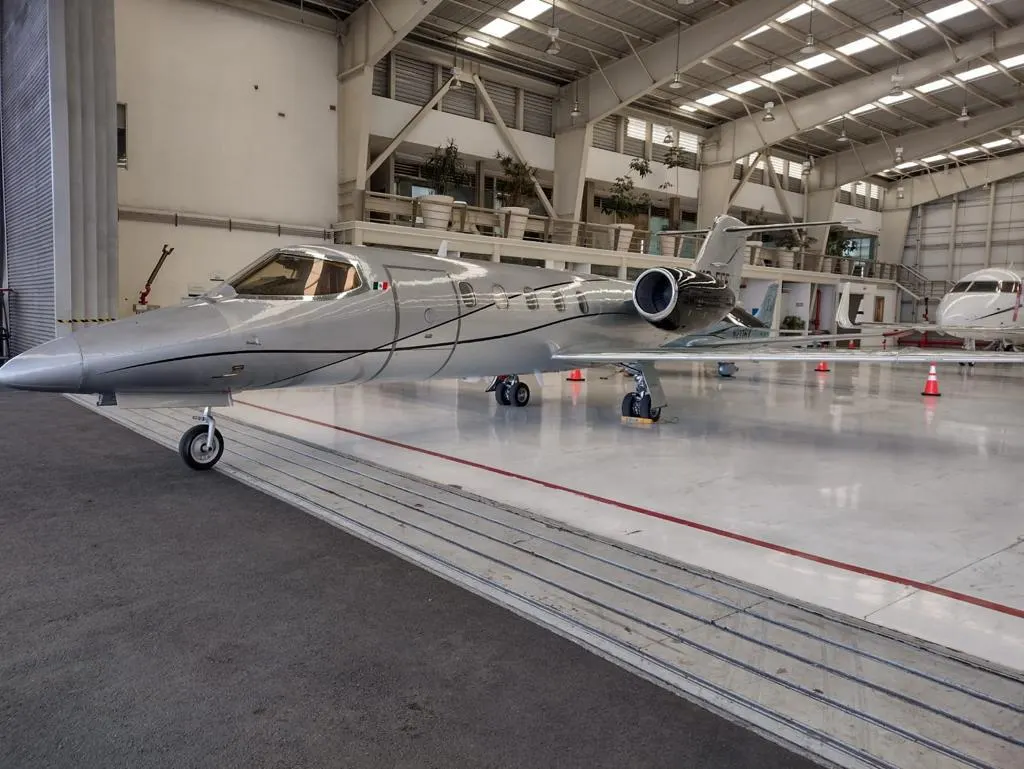 Learjet en el hangar del FBO de Toluca (MMTO)
