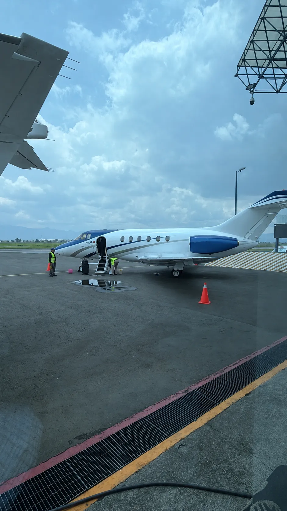 Hawker 800 midsize jet en la plataforma de Toluca (MMTO)