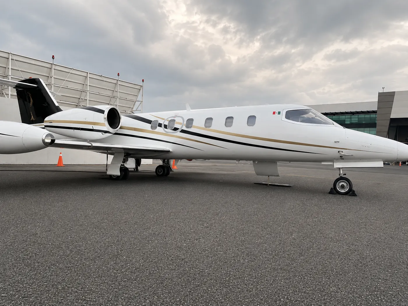 Learjet 35 en plataforma, disponible para renta desde Toluca (MMTO)