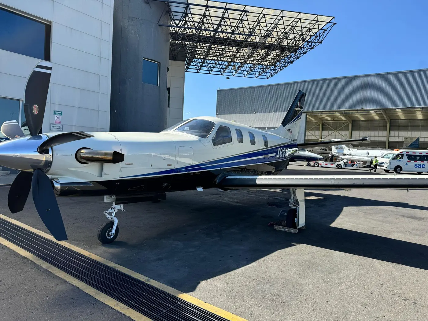 Turbohélice ejecutivo en la plataforma del aeropuerto de Toluca (MMTO)